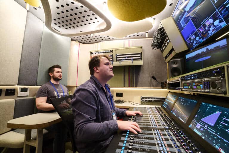 Unità OB Barra di Vivid Broadcast con tecnologia Calrec
