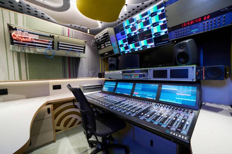 Interno dell’unità OB Barra di Vivid Broadcast con infrastruttura Calrec