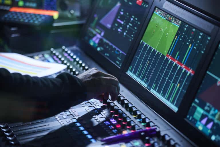 Operatore Vivid Broadcast al lavoro su console Calrec Argo M